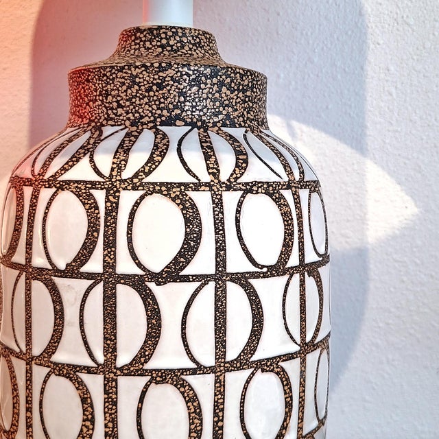 Hand-Thrown Alvino Bagni White on Tan Table Lamp For Sale In Austin - Image 6 of 9