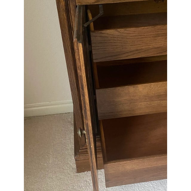 Late 20th Century Pennsylvania House Oak Dresser With Triptych Mirror American Traditional With Colonial Charm Excellent Condition For Sale - Image 13 of 18
