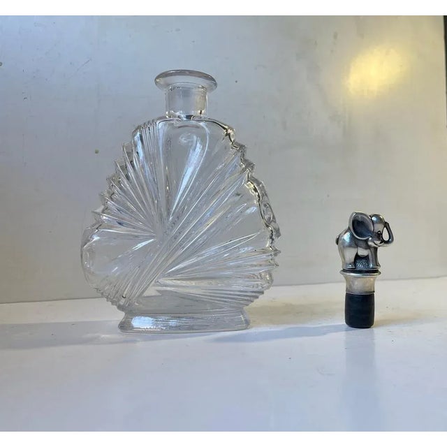 Stylish decanter in cut and polished lead crystal. Anonymous French or Belgian maker in the style of Baccarat. It comes...