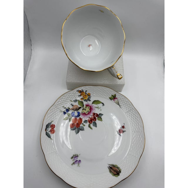 If you know or have heard of Herend, there is nothing much to write except that this is a rare find. Yes, there are some...