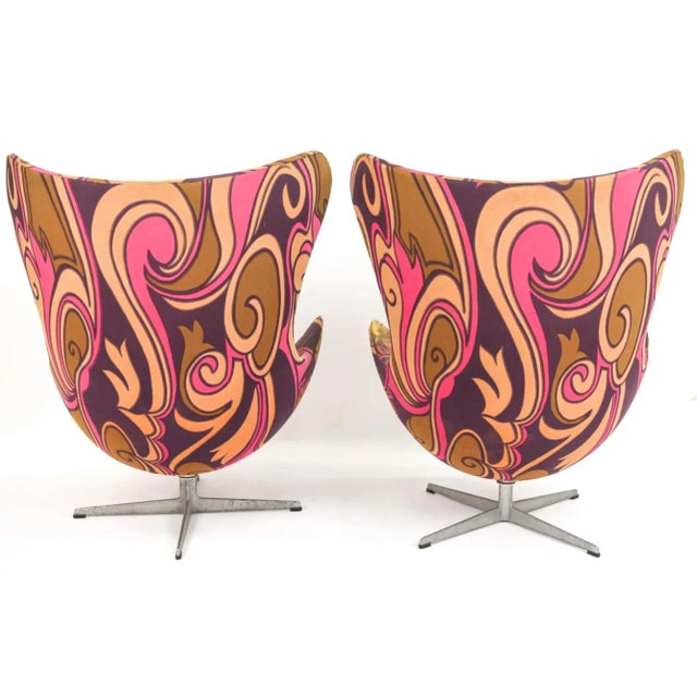 Mid-Century Modern A Pair of Iconic Egg Chairs With Single Ottoman by Arne Jacobsen for Fritz Hansen, C. 1973. For Sale - Image 3 of 7