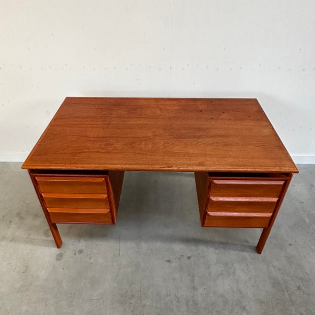 1960s Mid-Century Modern Danish Freestanding Desk in Teak from GV Møbler, 1960s For Sale - Image 5 of 17