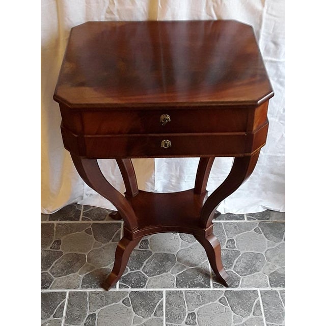 Antique German Biedermeier Sewing Table in Mahogany, 1830s, in Good conditions. Designed before 1890