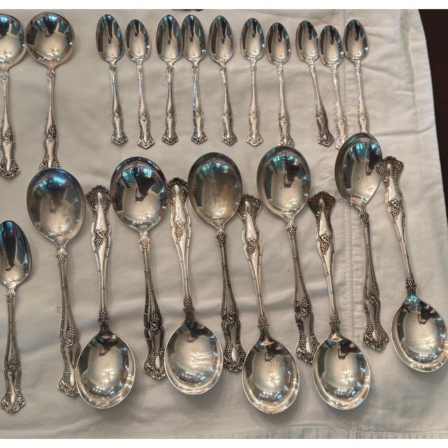 1847 Rogers Bros. “Vintage” Silverplate Flatware Master Set Pattern Introduced 1904 - 148 Pieces For Sale - Image 11 of 17