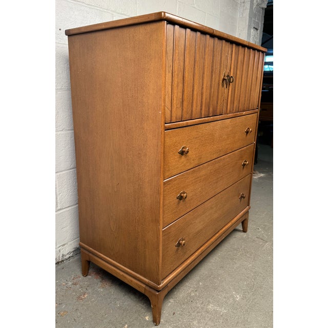 Mid-Century Modern Broyhill Premier Division Mid-Century Highboy Dresser For Sale - Image 3 of 17