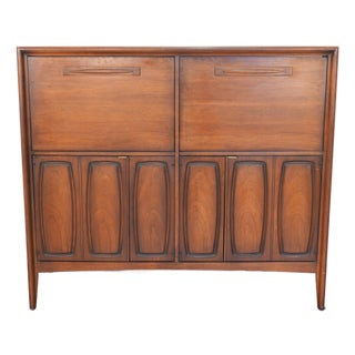 1960s Broyhill Emphasis "Butler Pantry" Bar Cabinet For Sale