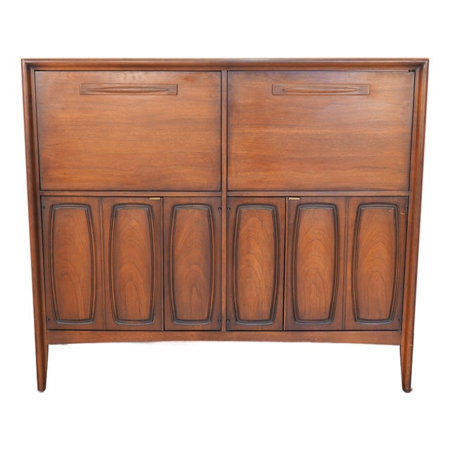 1960s Broyhill Emphasis "Butler Pantry" Bar Cabinet For Sale