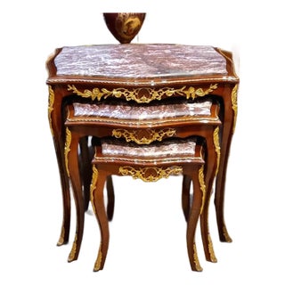 French Rococo Nesting Tables – Set of 3 Marble-Top Accent Tables With Gold Leaf Details For Sale