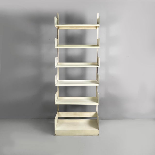Italian modern modular white bookcase Congresso by Lips Vago, 1970s Modular bookcase model Congresso made entirely of...