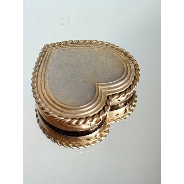 1970s Vintage 1976 Estée Lauder “Fluted Heart” Perfume Compact For Sale - Image 5 of 13