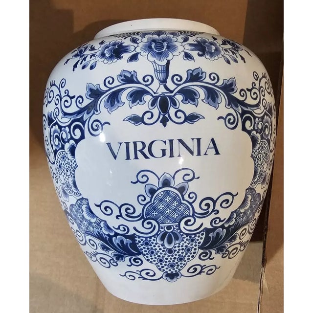 American Mid 20th Century Delft Large Virginia Tobacco Jar With Lid by Oud in Holland Williamsburg Style For Sale - Image 3 of 7