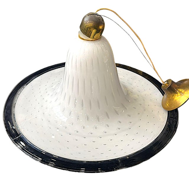 Murano Vetri Murano 025 pendant lamp made in Italy in the 1970s. White Murano glass with bubbles and black rim. Up to 250V...