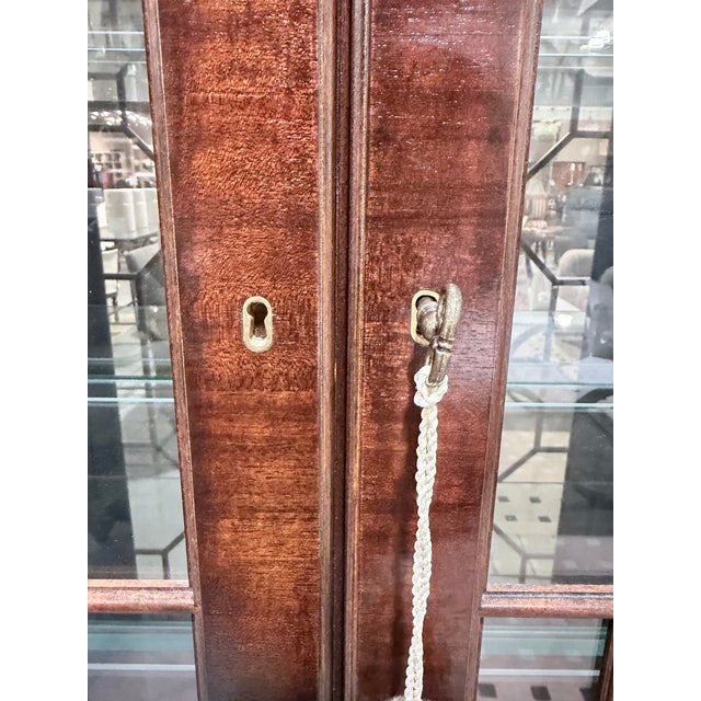 Late 20th Century Henredon Georgian Style Mahogany Display Curio Cabinet For Sale - Image 9 of 12