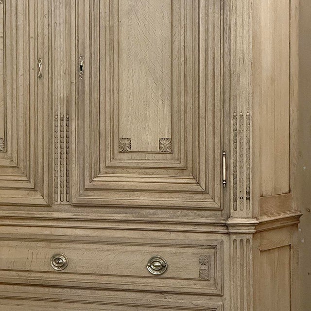 18th Century Dutch Louis XVI Period Stripped Oak Linen Press For Sale - Image 9 of 18