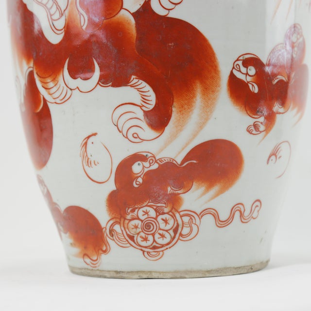 Late 19th Century Chinese Red Foo Dog Vase With Pierced Handles For Sale - Image 11 of 14
