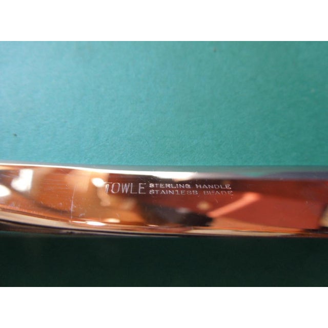 Enhance your dining experience with these exquisite 8 3/4" dinner knives by TOWLE SILVER. Crafted from high-quality...