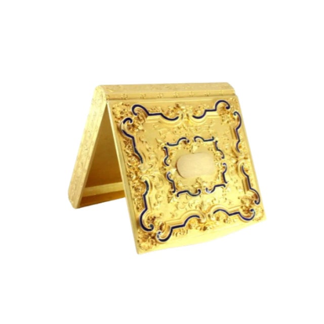 Gold Shell-Shaped Toiletry Box with Enamelled and Chiseled Reliefs, Monogram Plaque Hinged Lid and Mirror For Sale - Image 13 of 13