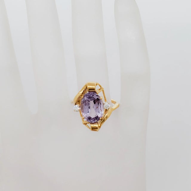 Contemporary Purple Spinel and Diamond Cocktail Ring in 18k Yellow Gold, size 7.25 For Sale - Image 3 of 7