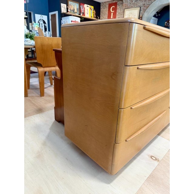 1950s Heywood Wakefield ‘Encore’ Double Dresser Model M524 For Sale - Image 5 of 16