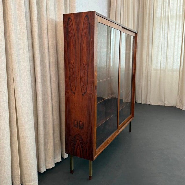 Hundevad Møbelfabrik 1960s Danish Modern Rosewood Glass Front Display Cabinet Bookcase by Poul Hundevad For Sale - Image 4 of 12