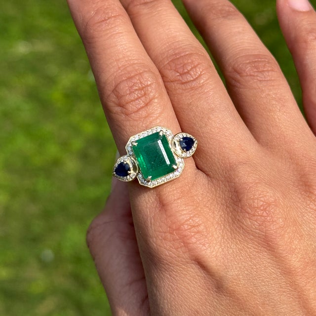 Contemporary 6.53 Carat Emerald Sapphire & Diamond 14k Gold Vintage Statement Ring Size 9 For Sale - Image 3 of 17