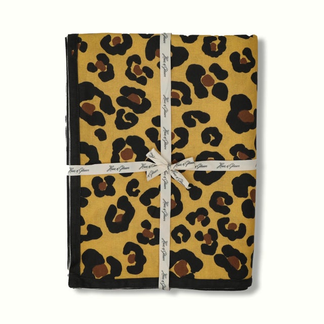 Turn every meal into a wild affair. With a bold animal print and the effortless elegance of linen, this tablecloth adds...