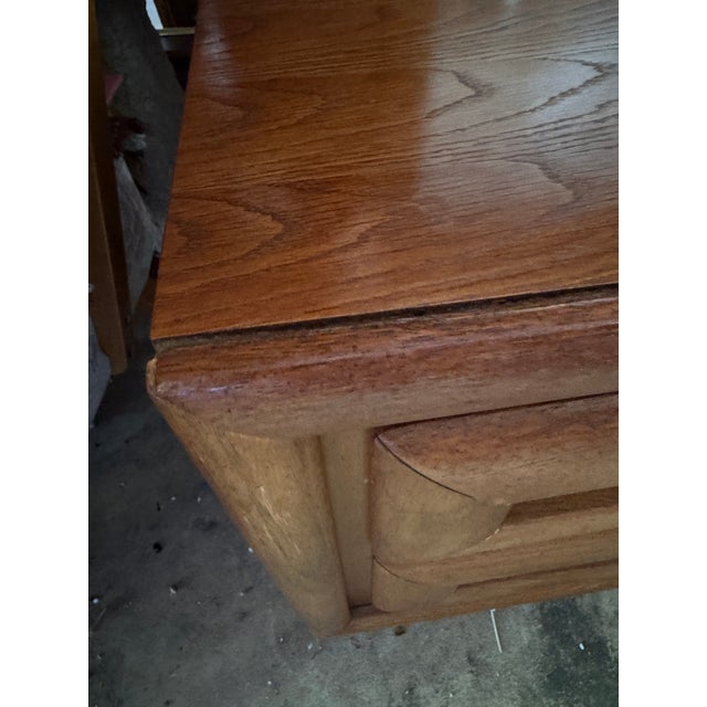 A Pair of Vintage Bassett Sculptural Oak Nightstands With Architectural Drawer Fronts For Sale In Philadelphia - Image 6 of 11