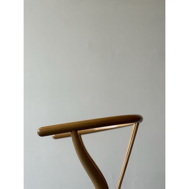 Originally designed and introduced in 1949 the “Wishbone” chair or CH24 chair is just as striking and beautiful now as it...