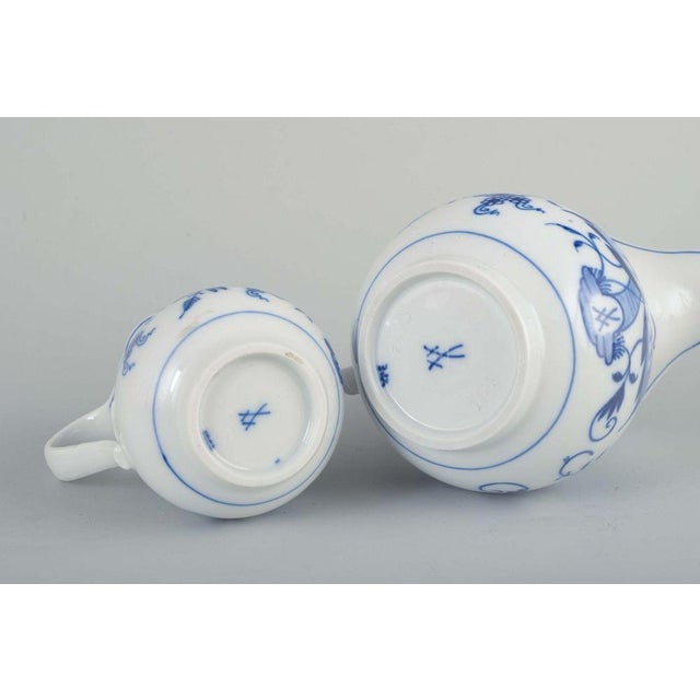 Early 20th Century Porcelain Creamers with Blue Onion Pattern from Meissen, Germany, Set of 2 For Sale - Image 4 of 5