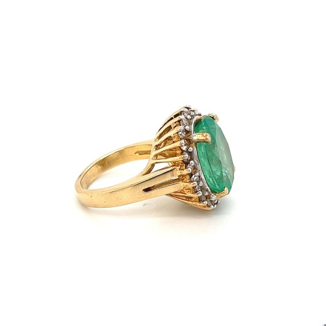 Contemporary Vintage 6.88 carat Colombian Emerald in 14k yellow gold ring, Size 6 For Sale - Image 3 of 8