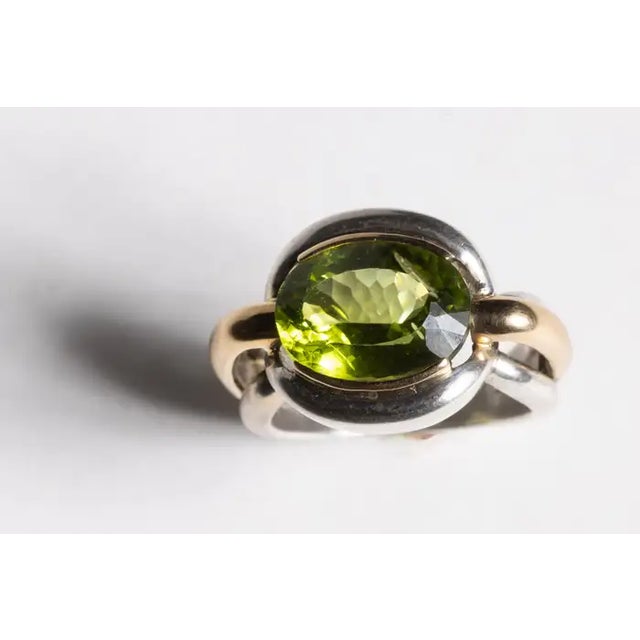Contemporary 1990s Peridot Ring in 18K Gold and Sterling Silver, Size 7 For Sale - Image 3 of 4