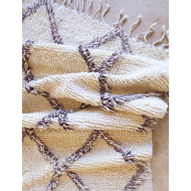 Textile 1980s Moroccan Kilim Beni Ourain Rug - 8.8 X 5.4 Ft For Sale - Image 7 of 8