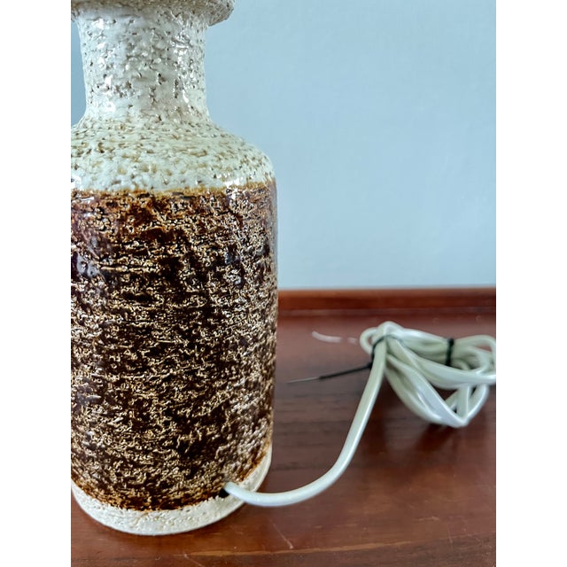 1960s A Pair Danish Modern Brown, Cream Table Lamp by Jensen for Søholm For Sale - Image 5 of 9