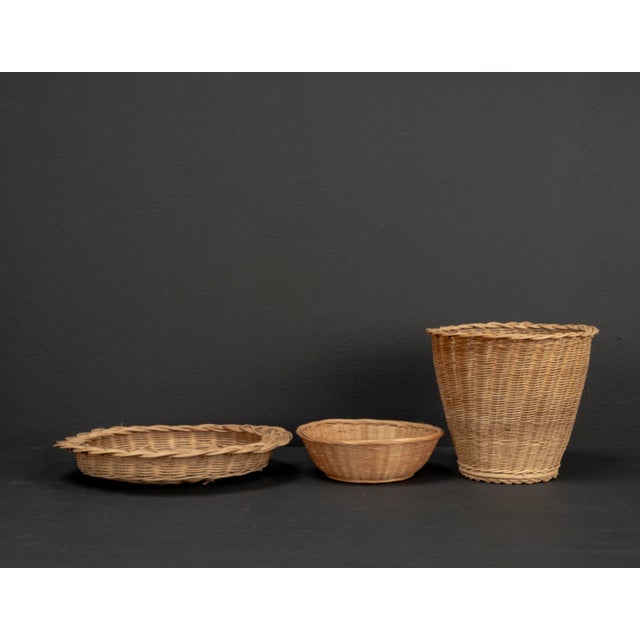 This set of three decorative wicker baskets impresses with the characteristic design of the 1920s to 1950s and is both a...