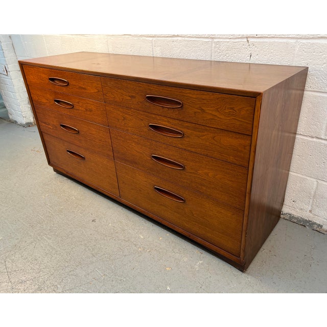 Mid-Century Modern Henredon Circa 60' Mid-Century Walnut Six Drawer Lowboy Dresser For Sale - Image 3 of 18