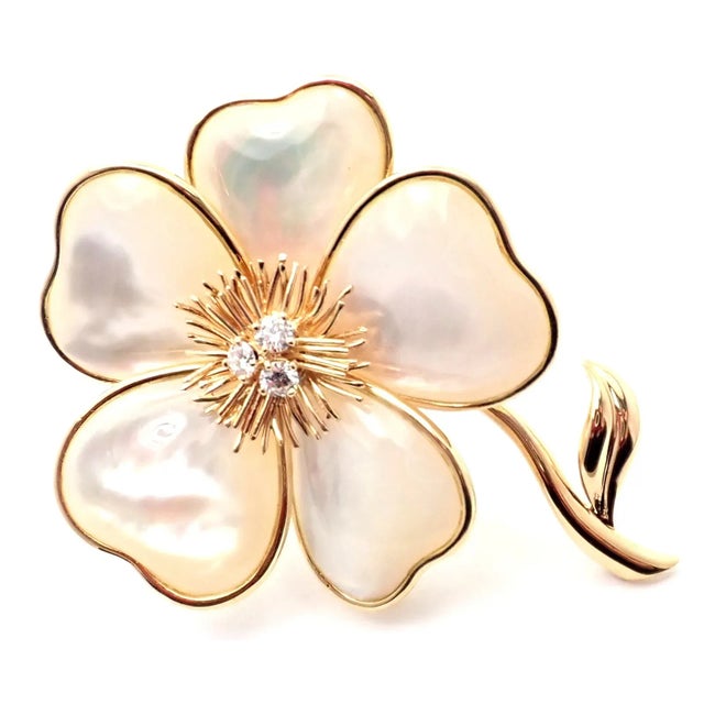 Van Cleef & Arpels Van Cleef & Arpels Clématite 18k Yellow Gold Diamond Mother of Pearl Pin Brooch For Sale - Image 4 of 10