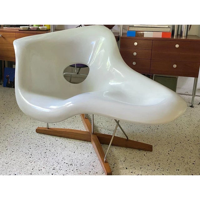 Mid-Century Modern Vintage 1990s Eames La Chaise Lounge Chair For Sale - Image 3 of 7