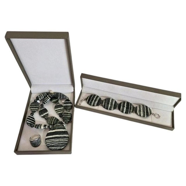 A striking vintage polished hardstone and sterling silver jewellery suite, comprising a coordinating necklace, bracelet...