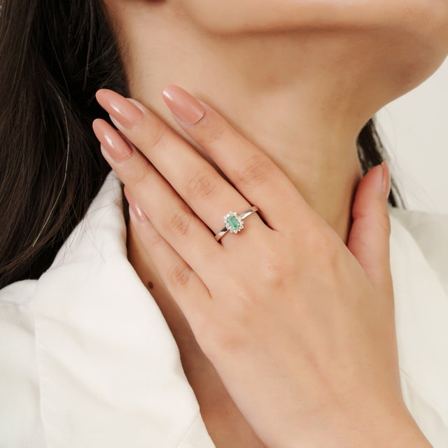 Minimalist 0.28 Carat Emerald Halo Diamond Ring in 925 Silver, Size 7 For Sale - Image 4 of 11