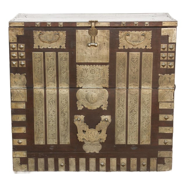Refined Early 20th Century Korean Bandaji Chest For Sale