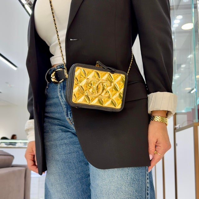 Chanel CC Metal Plate Vanity Case Lambskin Gold-Tone Hardware Shoulder Bag For Sale - Image 13 of 13