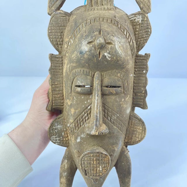 This Kpeli-yehe mask combines elements of Senufo mythology and culturally known symbols. The small legs below the chin...