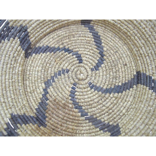 Sand Apache Native American Whirling Bolt Zig Zag Coiled Basket Bowl 8 1/2" For Sale - Image 8 of 9