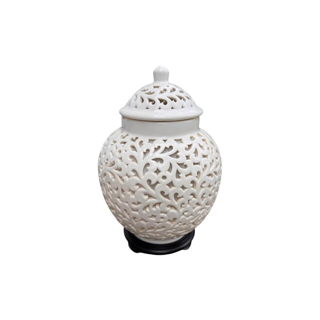 Chinoiserie Vintage Mid 20th Century Hollywood Regency Pierced Ceramic Lidded Ginger Jar Table Lamp For Sale - Image 3 of 11