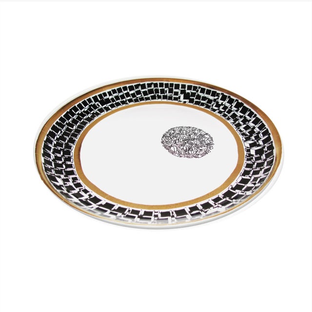 The Paradise series is a collection of images united by the circle. The iconography component, visible in the inextricable...