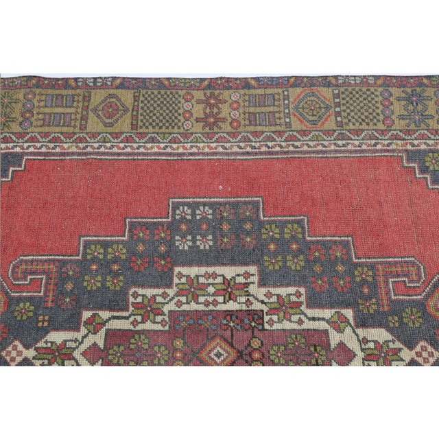 Mid 20th Century Vibrant Anatolian Taspınar Rug – Red Field & Tribal Motifs -4' 2'' X 8' For Sale In Tampa - Image 6 of 7