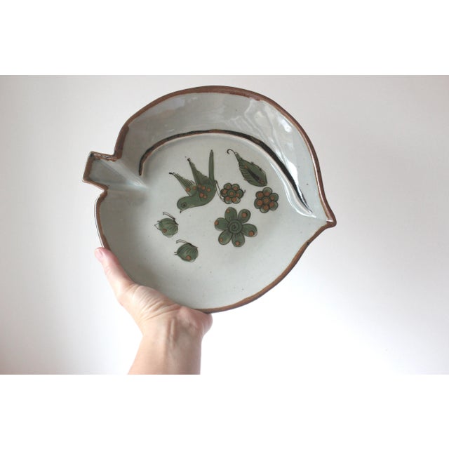 1960s Vintage El Palomar Ken Edwards Handmade Pottery Bird Dish Plate Leaf Shape Bohemian Ceramic Mexican Platter Bowl For Sale - Image 5 of 11