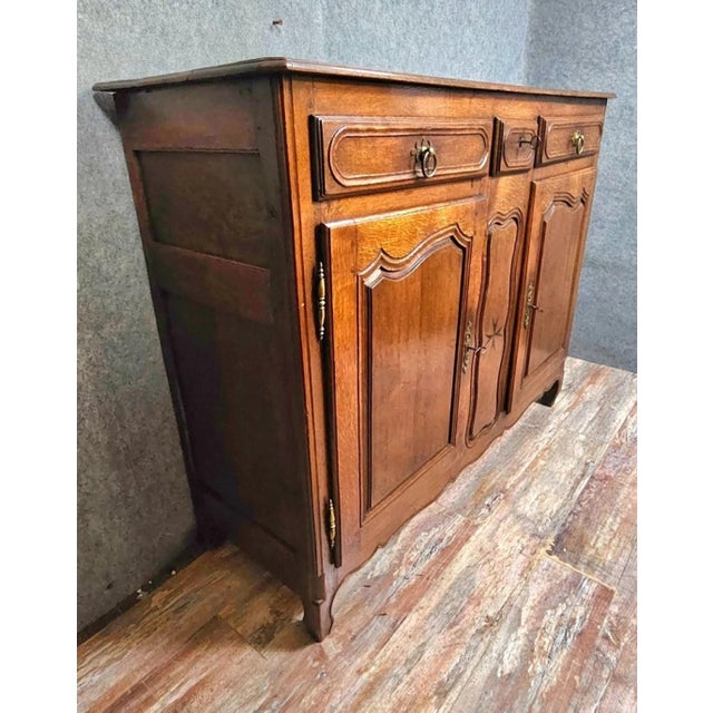 Antique Low Buffet in Solid Oak – Regional Style / Louis XV Period - 18th Century Charming antique low buffet in solid...