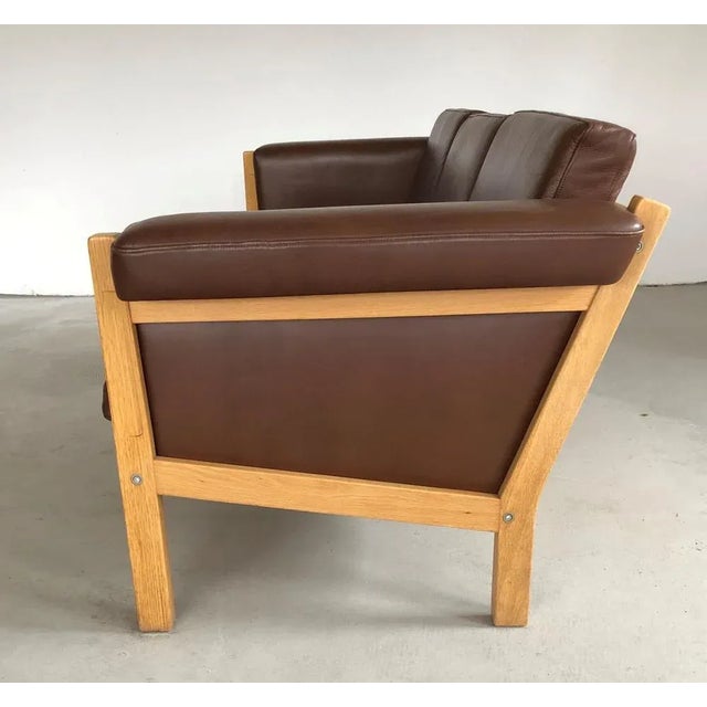 Danish Three-Seat Sofa in Oak and Brown Leather by Hans J. Wegner for Getama, 1960s For Sale - Image 3 of 7
