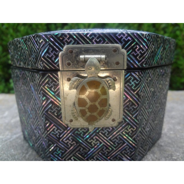 Asian Mid 20th Century Vintage Asian Octagonal Lacquer Box With Turtle Closure For Sale - Image 3 of 9